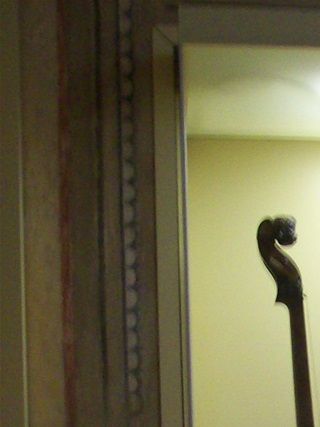 Bologna Italië - De oude kern van Palazzo Aldini Sanguinetti is het resultaat van talloze transformaties door de eeuwen heen. Het middeleeuwse gebouw werd in de 16e eeuw getransformeerd door de familie Riario Sforza en aan het einde van de 18e eeuw ging het gebouw naar graaf Aldini, die het volledig herstructureerde in neoklassieke stijl. Het werd in 1986 aan de gemeente geschonken en bevat nu kostbare collecties boeken, oude muziekinstrumenten en foto's die toebehoorden aan pater Giovanni Battista Martini, een grote Europese musicoloog uit de tweede helft van de 18e eeuw. Een gekalibreerde lay-out, bijna volledig in glas, maakt het display compatibel met het lezen van het monument: de automatische vitrines en de apparaten worden ingevoegd in de decoratieve pauzes in de interieurscenografie. Elke kamer wordt verlicht met een enkele heldere bron die de oude kroonluchters vervangt.